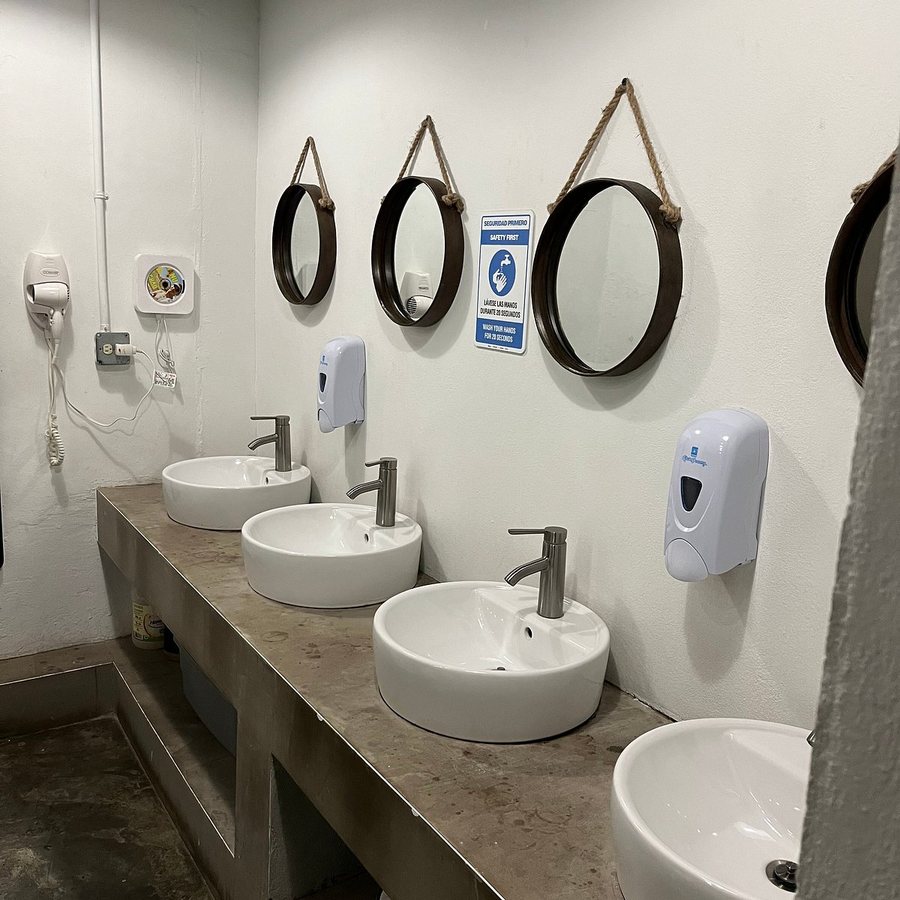 Nomada Urban Beach Hostel Calle Loiza — Bathroom