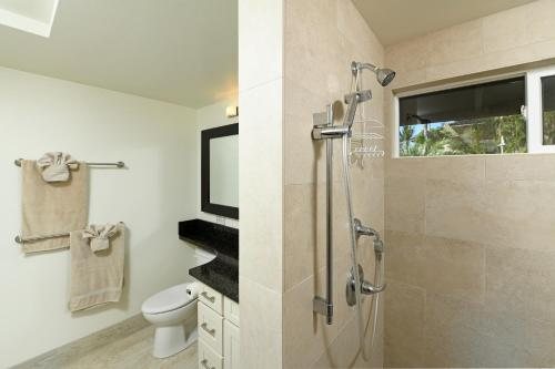 Nona Lani Cottages — Bathroom