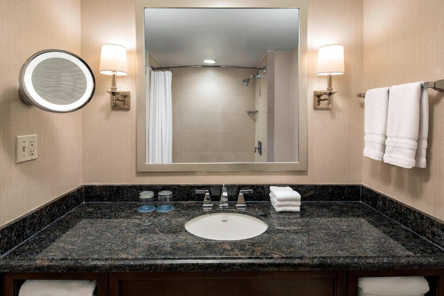 Norfolk Waterside Marriott — Bathroom