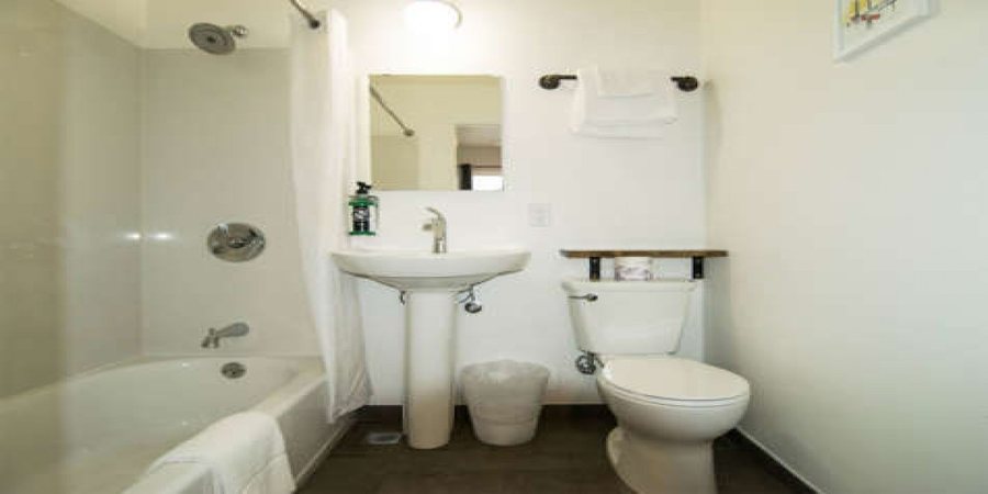 North Colony Motel And Cottages — Bathroom