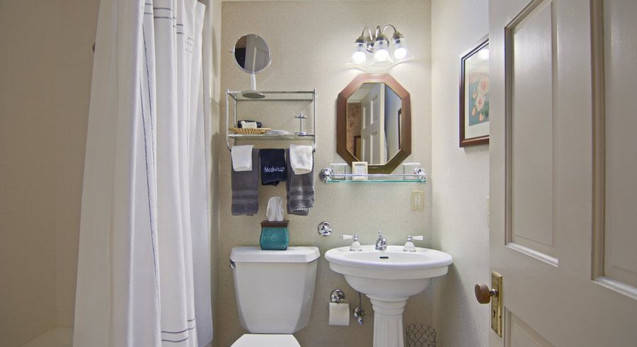North Lodge On Oakland Bed And Breakfast — Bathroom