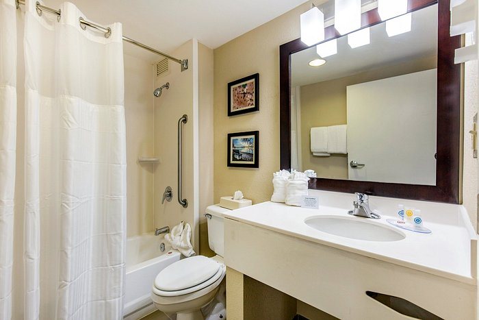 North Park Inn Suites — Bathroom
