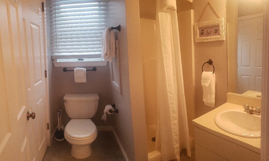 North Shore Inn Condo Hotel — Bathroom