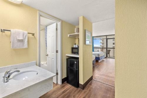North Shore Oceanfront Hotel — Bathroom