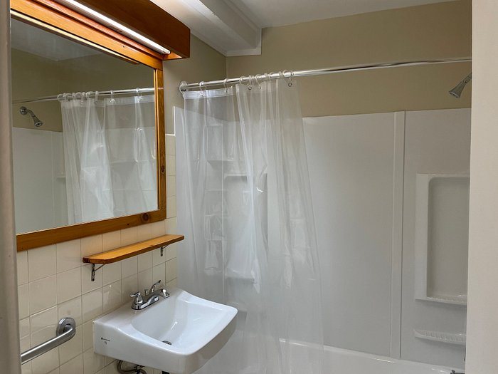 Northern Lights Lodge — Bathroom