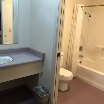 Northern Queen Inn — Bathroom