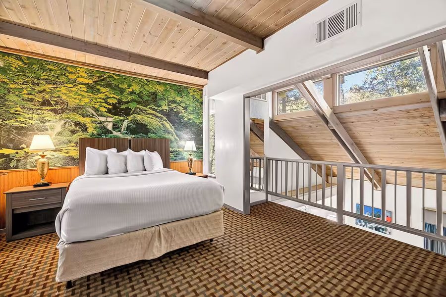 Northern Queen Inn — Guest room