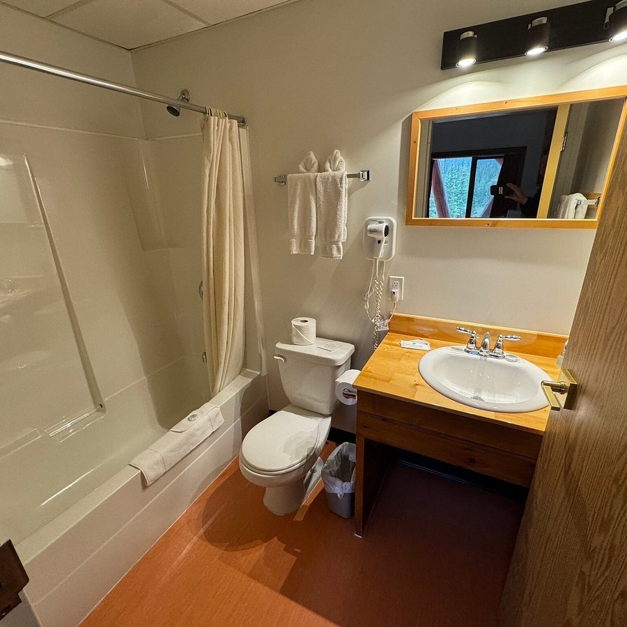 Northern Rockies Lodge — Bathroom