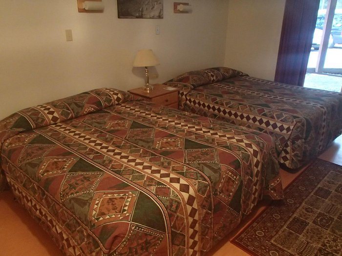 Northern Rockies Lodge — Guest room