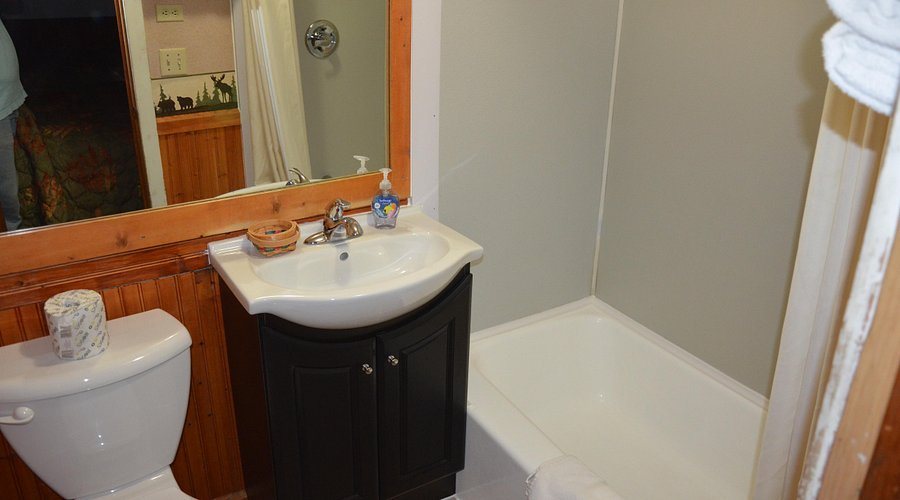 Northland Motel Kawkawlin Kawkawlin Michigan — Bathroom