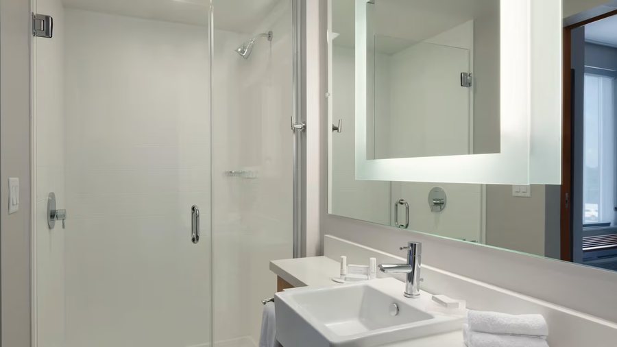 Northwest Inn Suites — Bathroom