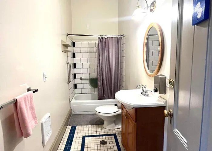 Northwest Portland Hostel — Bathroom