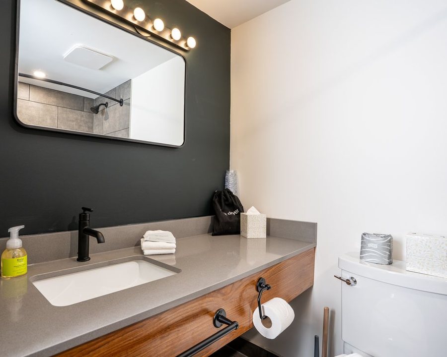 Northwinds Hotel Revelstoke By Basecamp — Bathroom