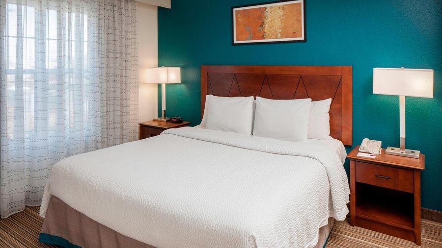 Norwood Inn Suites Eagan — Guest room
