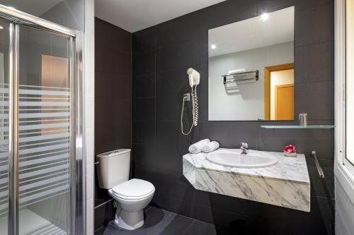 Nouvel Hotel Barcelona Catalonia — Bathroom