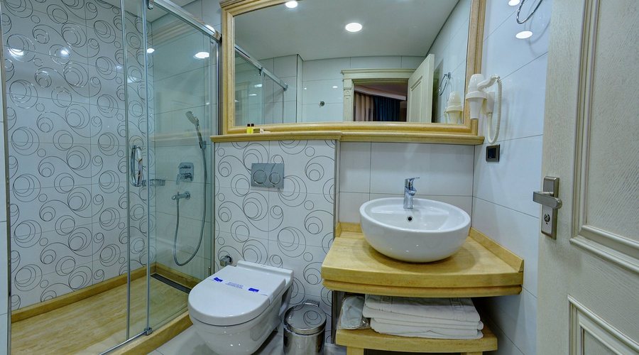 Novelty Hotel Istanbul — Bathroom