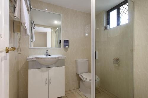 Novena Palms Motel — Bathroom