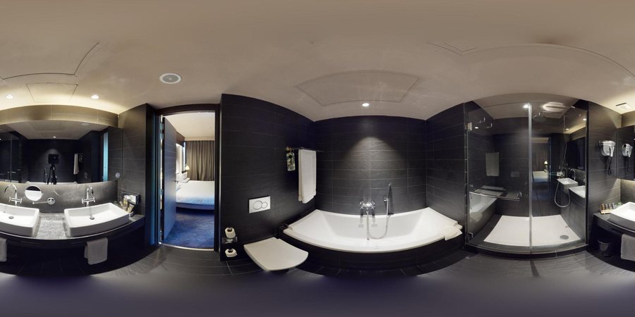 Novotel Barcelona City Barcelona Catalonia — Bathroom