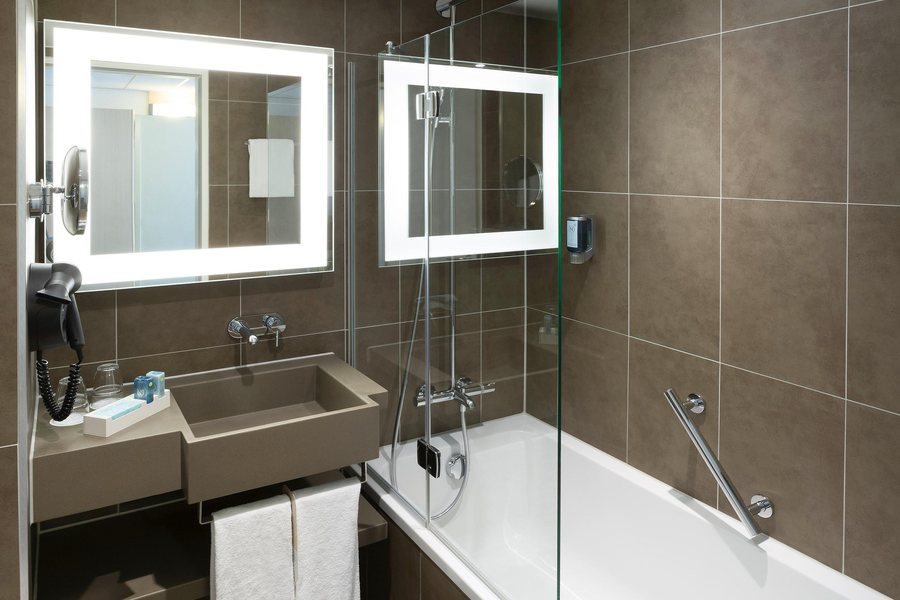 Novotel Berlin Am Tiergarten — Bathroom