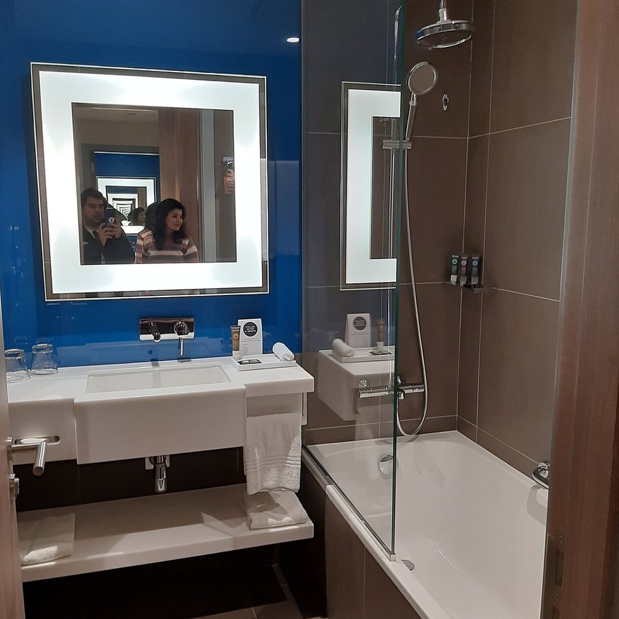 Novotel Bur Dubai — Bathroom