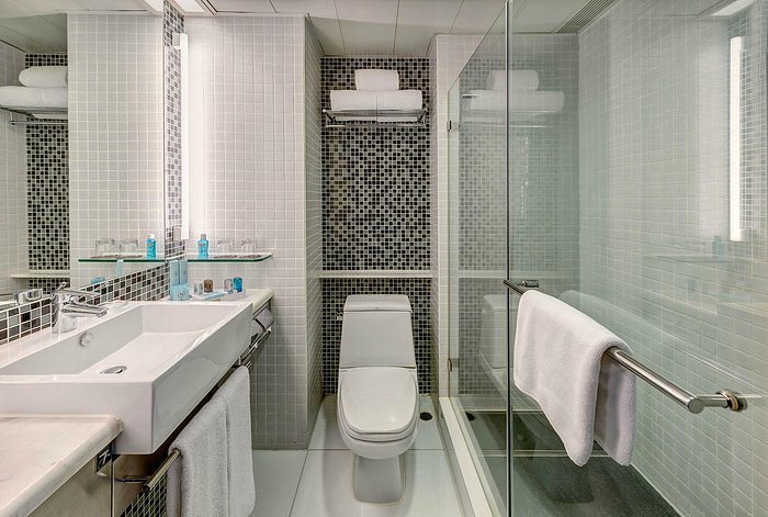 Novotel Century Hong Kong — Bathroom