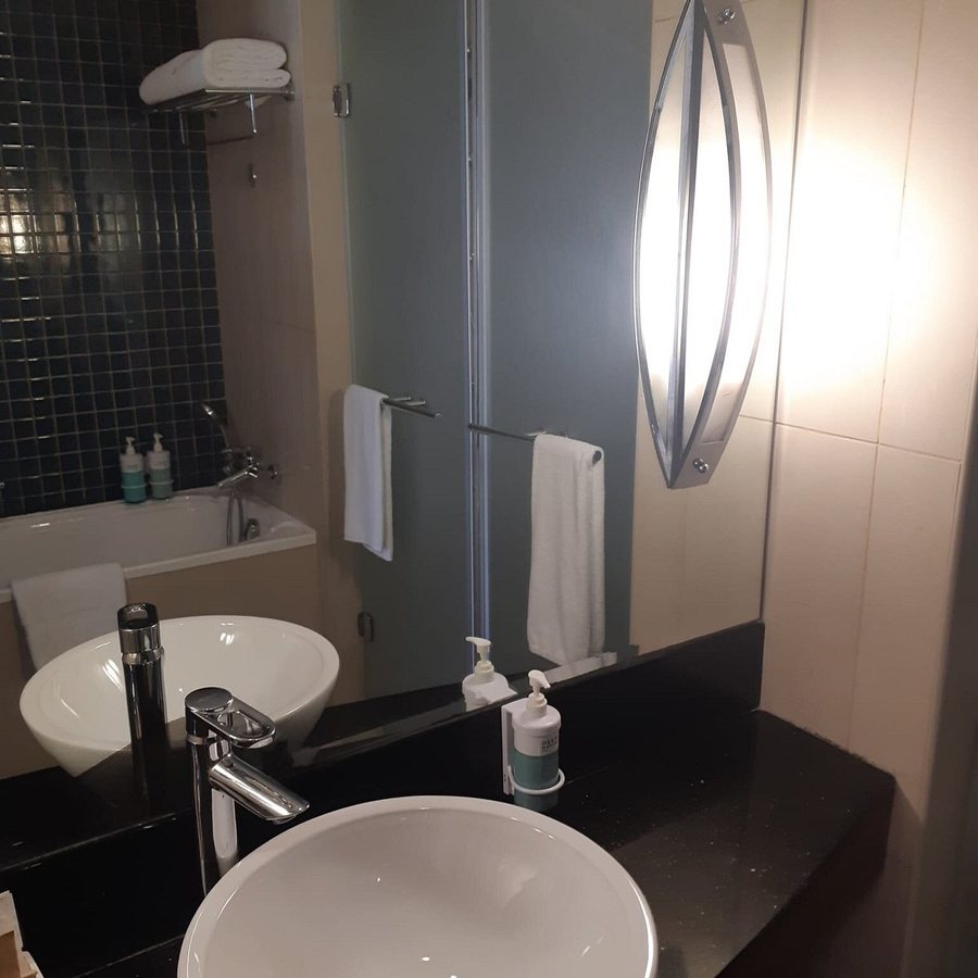 Novotel Deira Creekside Dubai — Bathroom