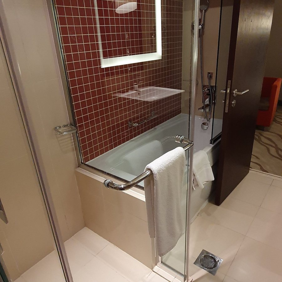 Novotel Dubai Al Barsha — Bathroom