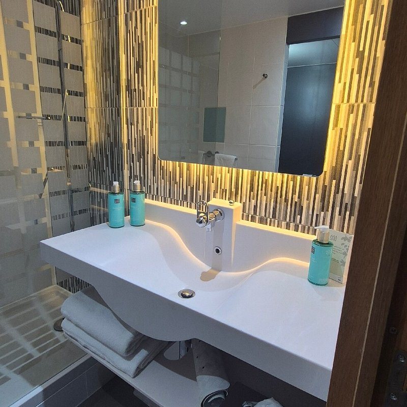 Novotel Edinburgh Park — Bathroom