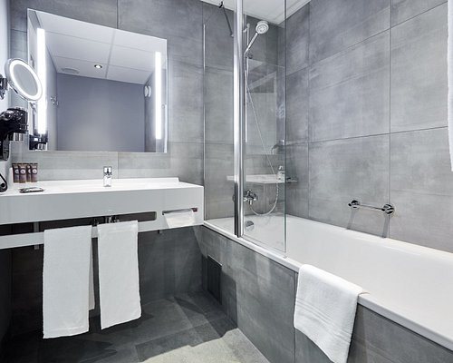 Novotel Krakow City West — Bathroom