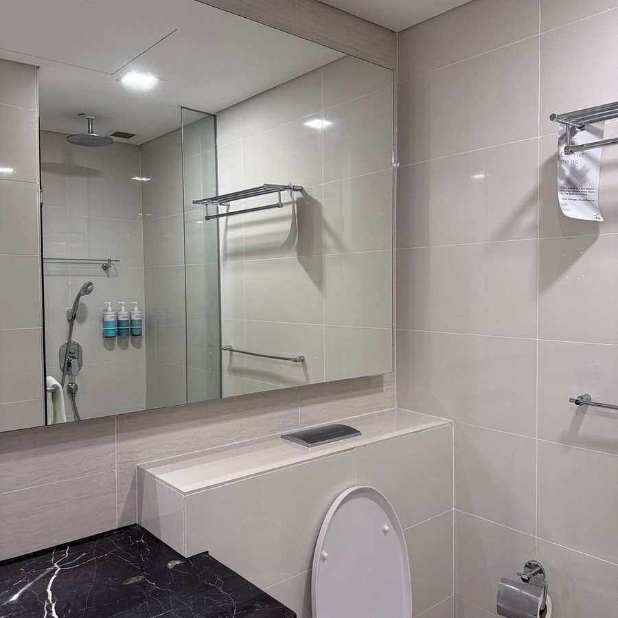 Novotel Living Singapore Orchard — Bathroom
