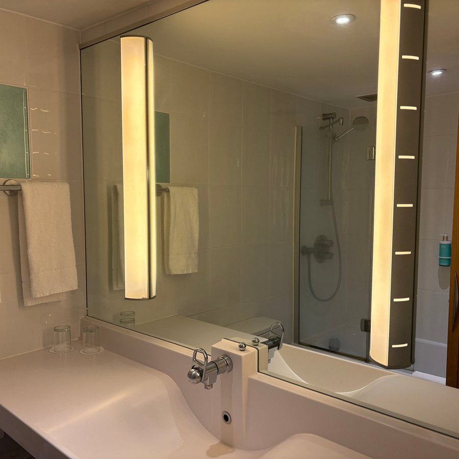 Novotel London West — Bathroom