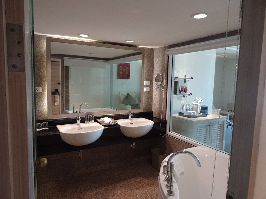 Novotel Phuket Resort — Bathroom