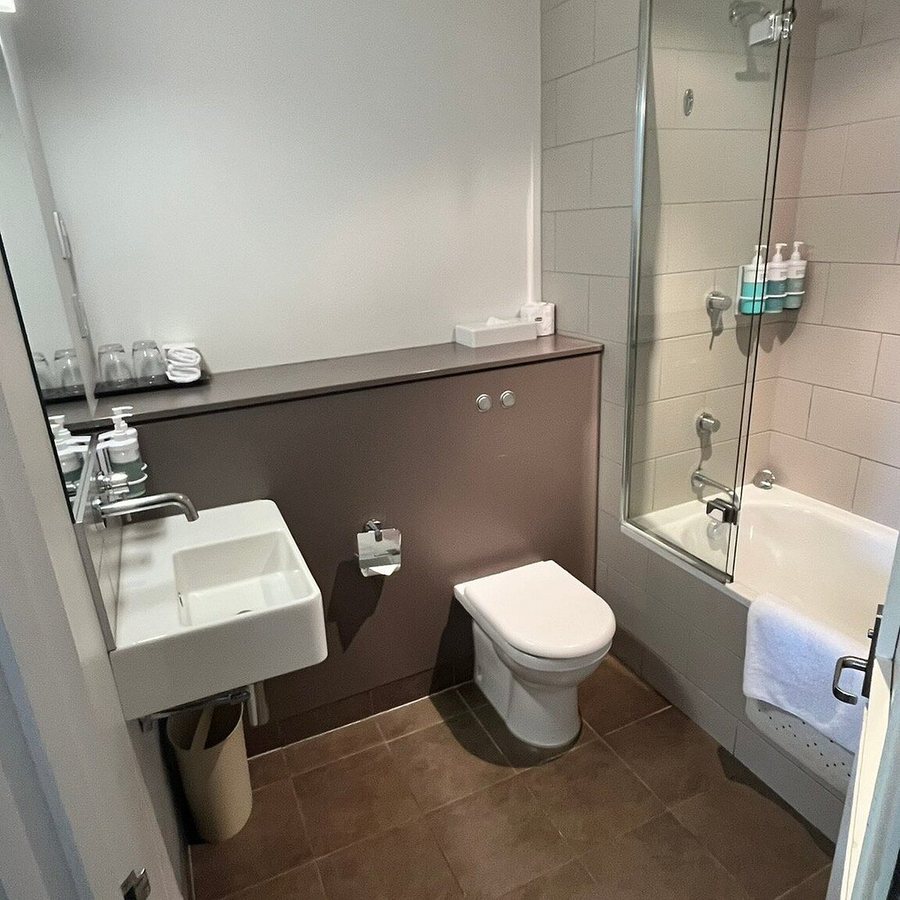 Novotel Queenstown Lakeside — Bathroom
