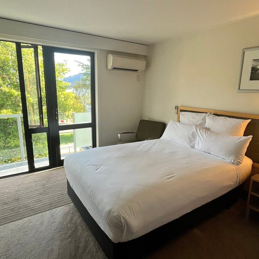 Novotel Queenstown Lakeside — Guest room