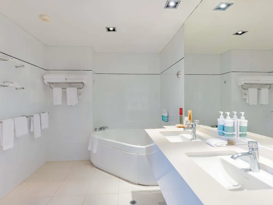 Novotel Sydney on Darling Harbour — Bathroom