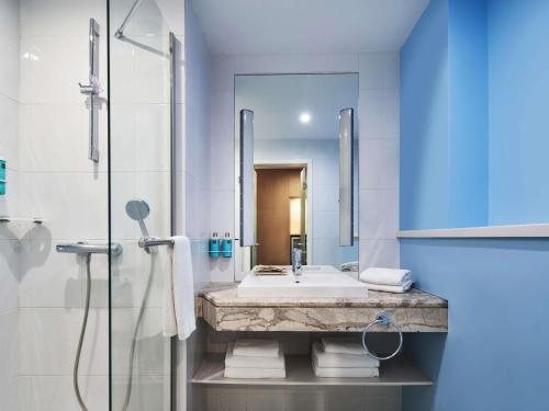 Novus City Hotel — Bathroom