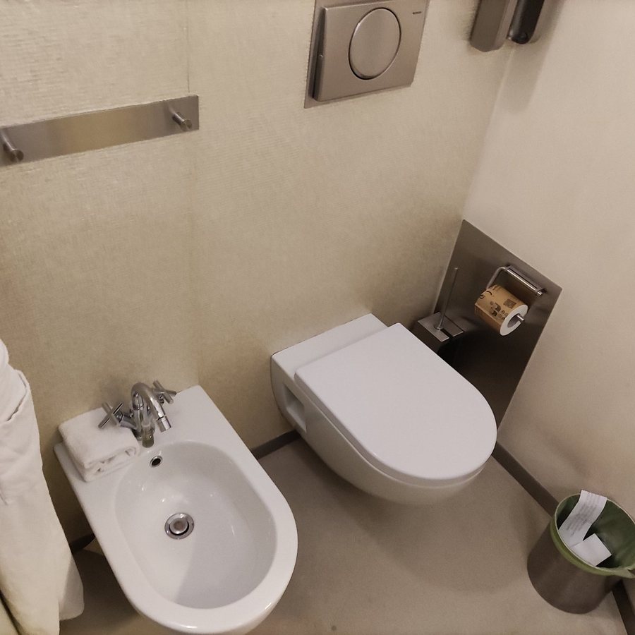 NU Hotel Milano — Bathroom