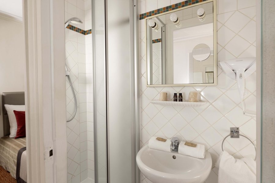 Nuits Saint Pierre — Bathroom