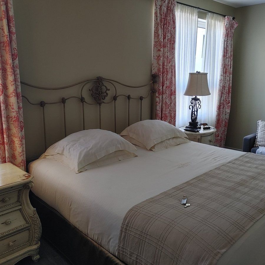 Nuits Saint Pierre — Guest room