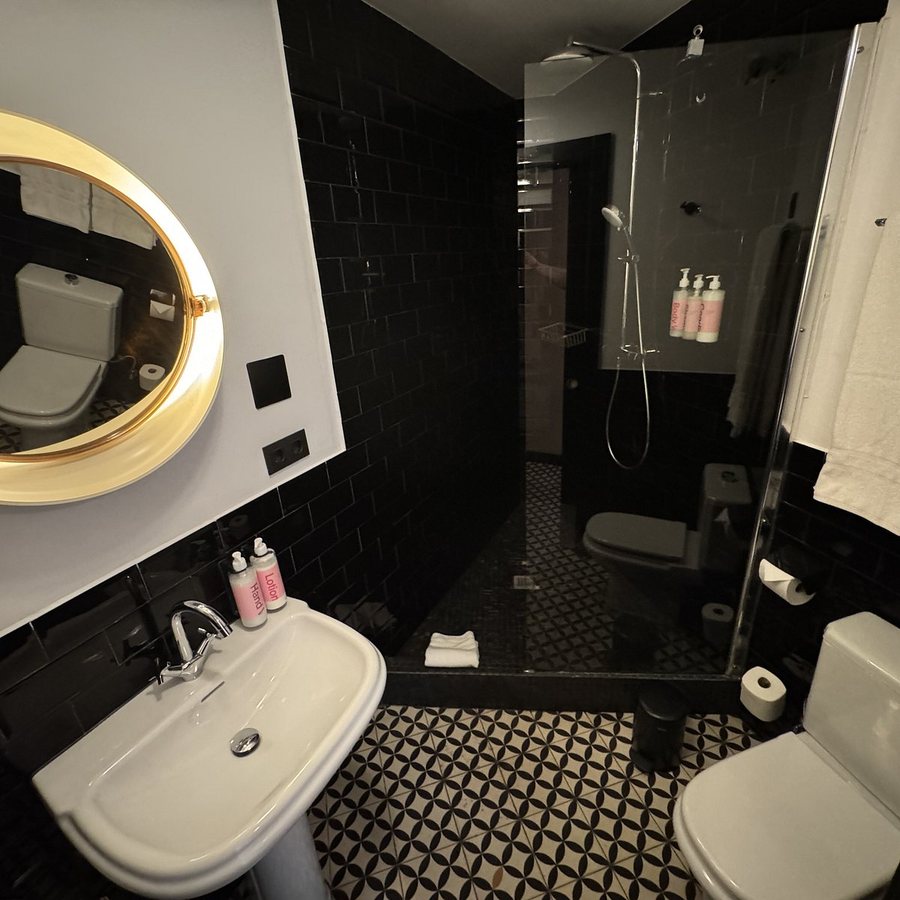 Numa I Colmena Apartments Barcelona Catalonia — Bathroom