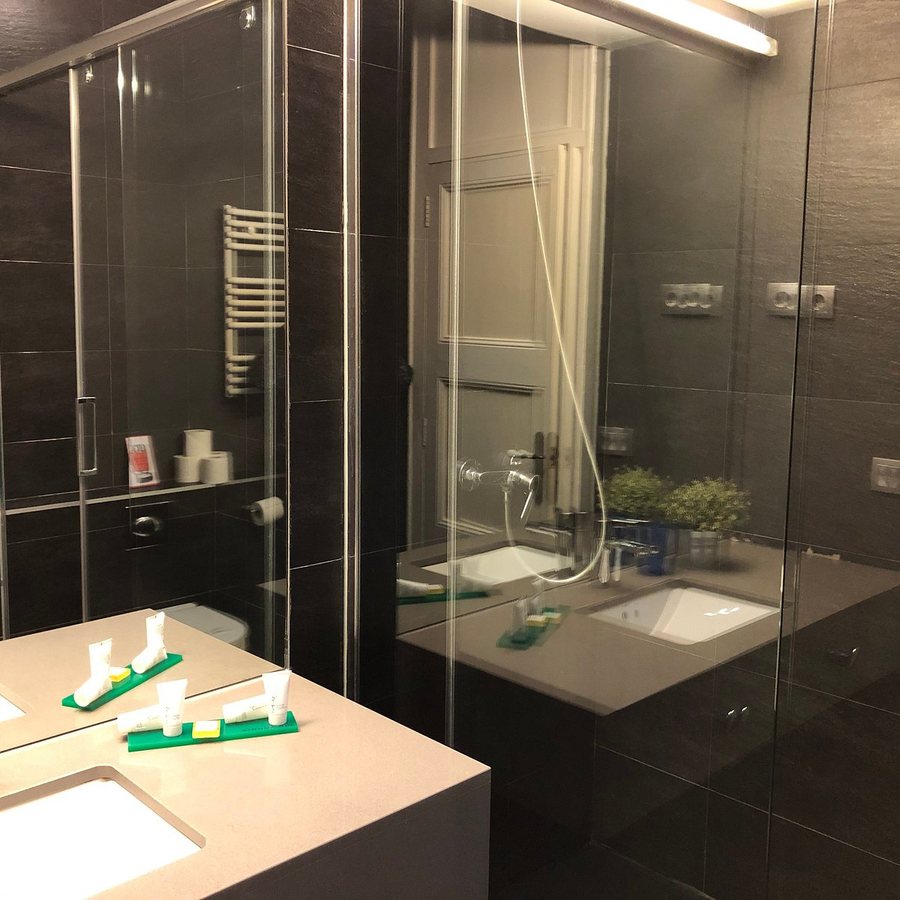 Numa Roca Rooms Apartments Barcelona Catalonia — Bathroom