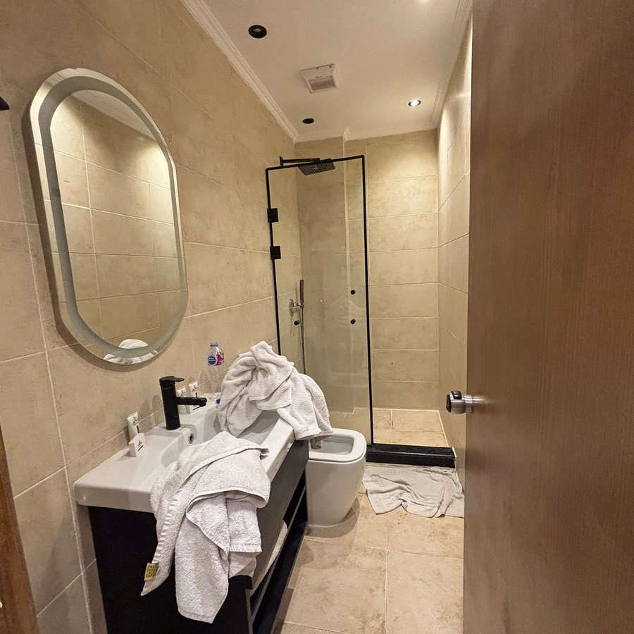 Nun Pyramids Inn — Bathroom