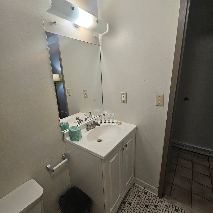 Nutmeg Inn — Bathroom