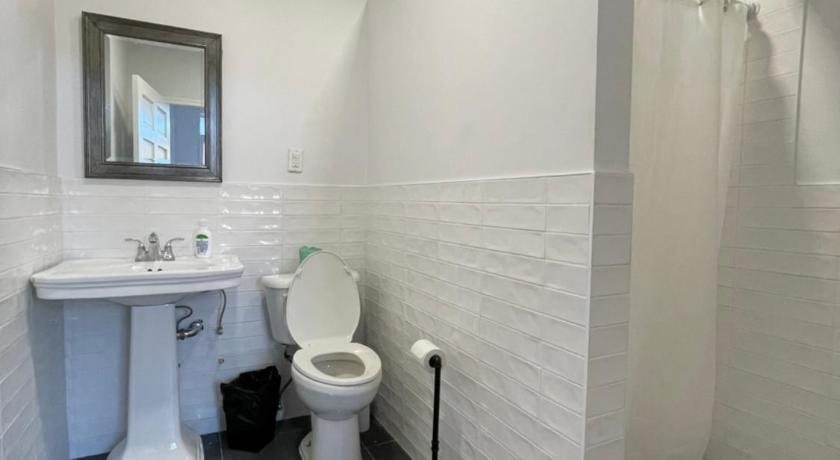 NY Moore Hostel — Bathroom