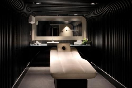 NYX Hotel London Holborn — Bathroom