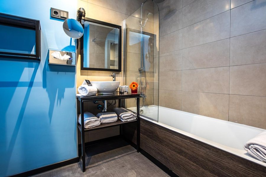 NYX Hotel Madrid — Bathroom