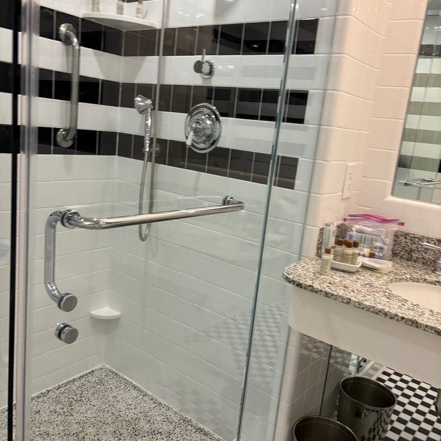 O Henry Hotel — Bathroom