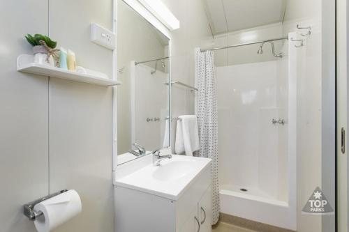 O Shea s Royal Hotel — Bathroom