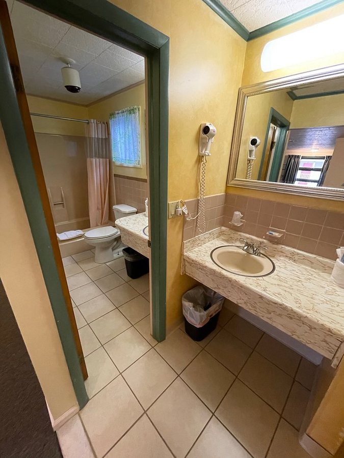 O Sullivan s On The Lake Motel — Bathroom