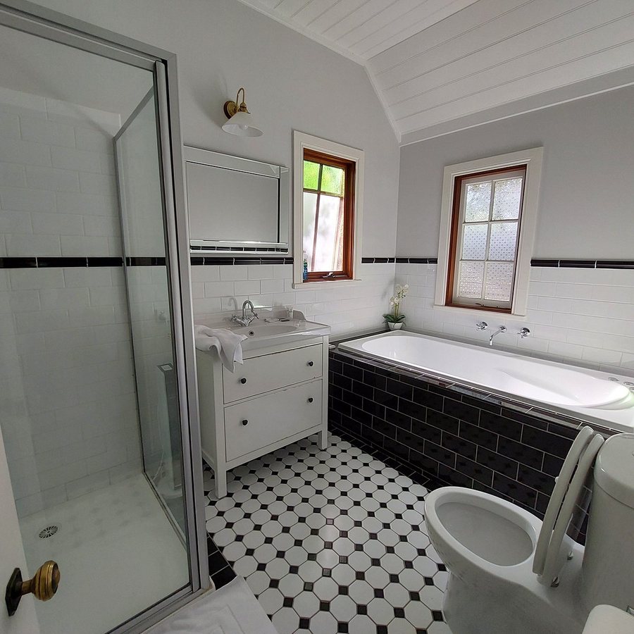 Oaak Tree Hotel — Bathroom